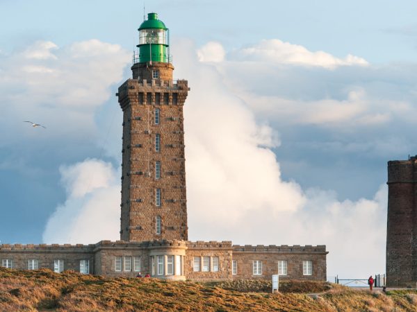 Le Cap Frehel abrite une reserve ornithologique, le phare dans les nuages
