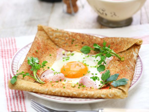 Buckwheat-Crêpes-with-Egg-Ham-and-Cheese-Galette-Complète_07_tiny