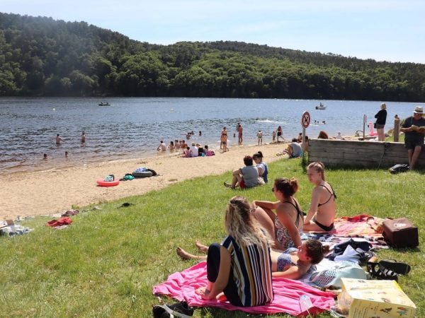 DESCRIPTION : A Caurel, le site de Beaurivage attire les amateurs de plage
TITRE : À la découverte du plus grand lac de Bretagne
ACCROCHE : La balade. Niché dans un écrin de verdure en plein cur du centre-Bretagne, le lac de Guerlédan est propice à la randonnée. Partez à la découverte dune partie de la rive nord.
LEGENDE : La plus grande plage aménagée autour du lac de Guerlédan est à découvrir sur le site de Beaurivage, à Caurel. Ouest-France