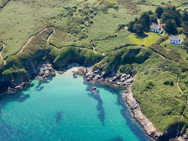 photo de l ile de groix en Bretagne, departement du Morbihan. photo d'une crique eaux eaux translucides, maisons bretonnes isolees sur la cote nord de l ile de Groix.