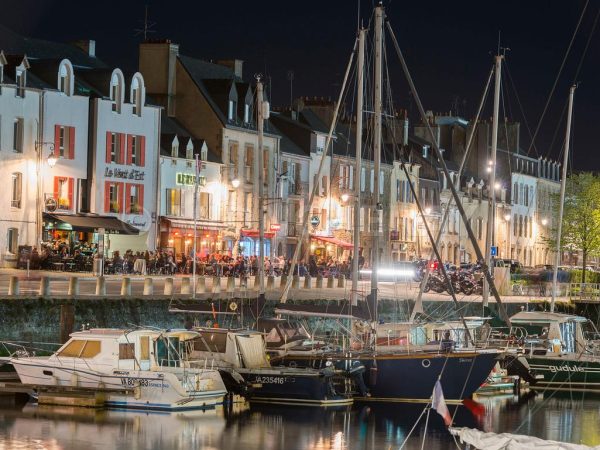 photo du centre ville de Vannes la nuit. le quartier du port vu de nuit. le port et les quais de Vannes.