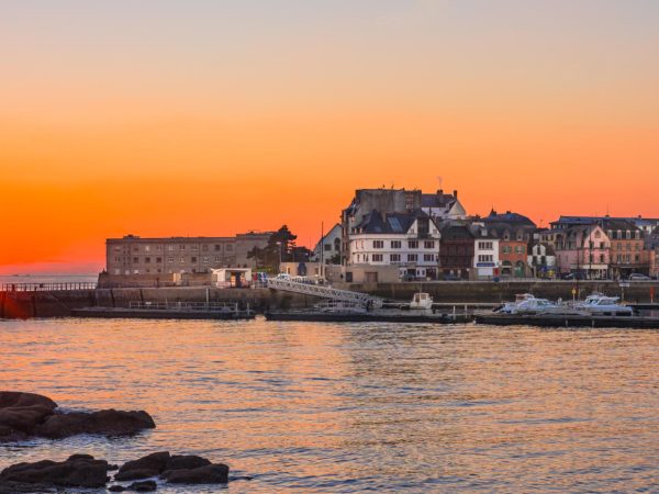 Coucher de soleil sur Concarneau en Bretagne avec la port de plaisance - Sunset on Concarneau in Brittany with the marina