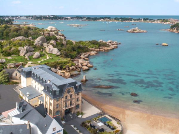 hotel-restaurant-bretagne-granit-rose-castelbeausite-drone-1-750x600