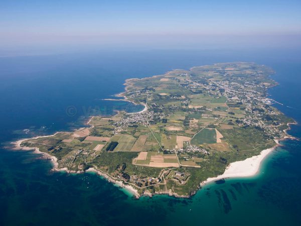 photo aerienne de l ile de groix en Bretagne, departement du Morbihan. vue generale. vue sur la celebre plage les grands sables, une des rares plages de forme convexe.
