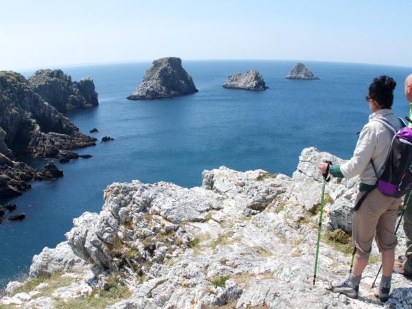 Randonnee sur la presqu'ile de Crozon, la Pointe de Pen Hir, prolongee en mer par les Tas de Pois